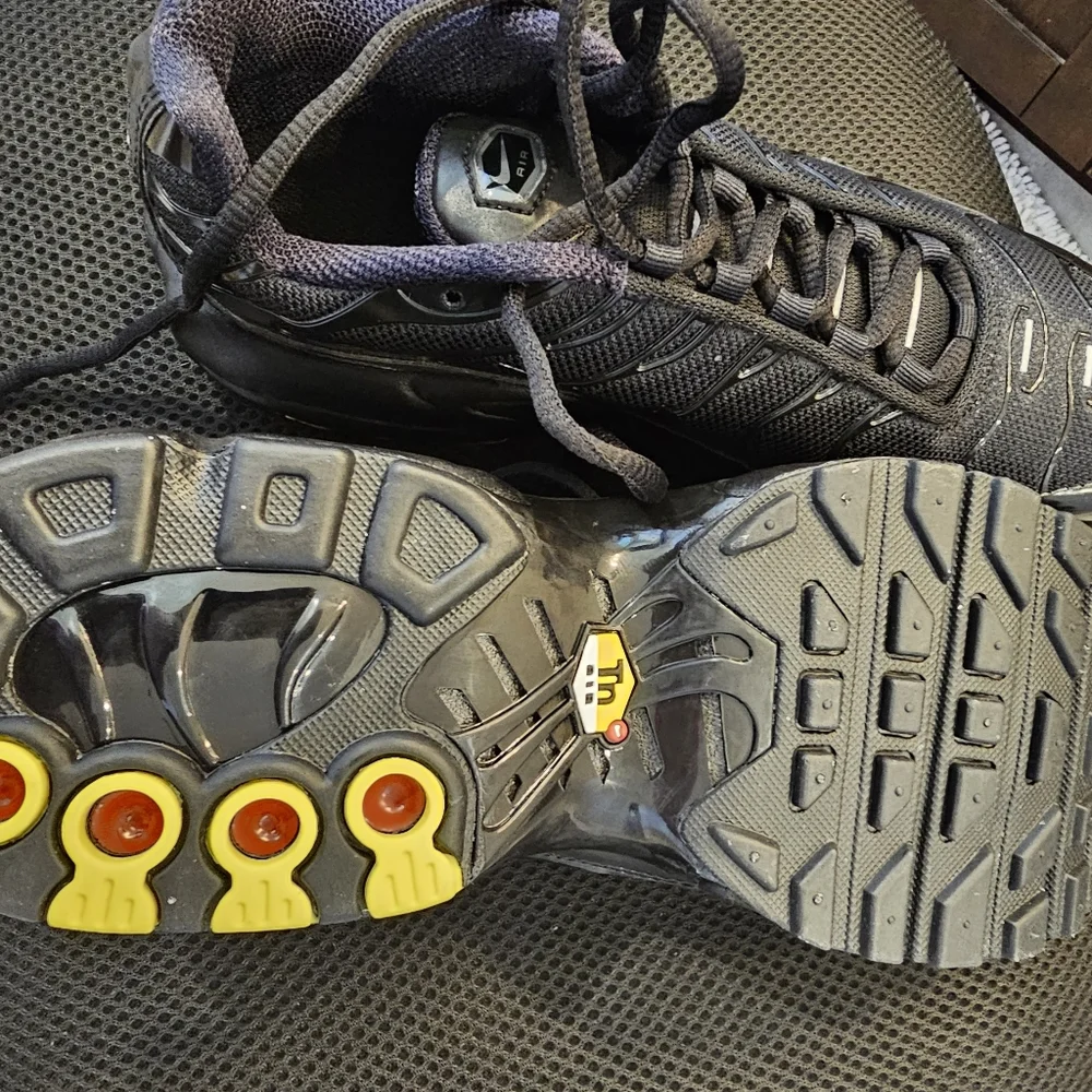 Boys Black Nike Airmax Plus - Picture 4 of 4